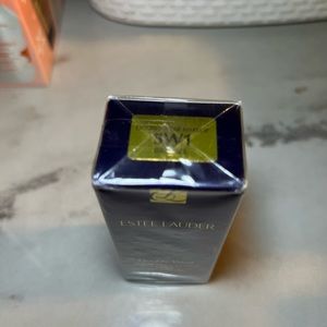 Estée Lauder foundation Bronze color 5w1shade